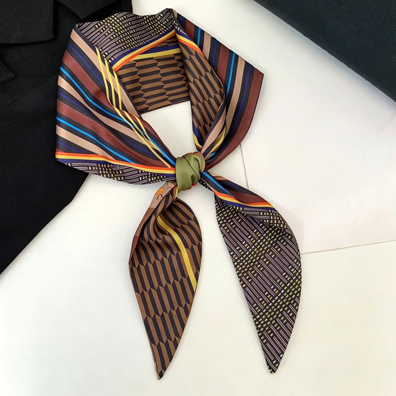 Luxury Bags Supplier - Foulard en soie biaisé imprimé de