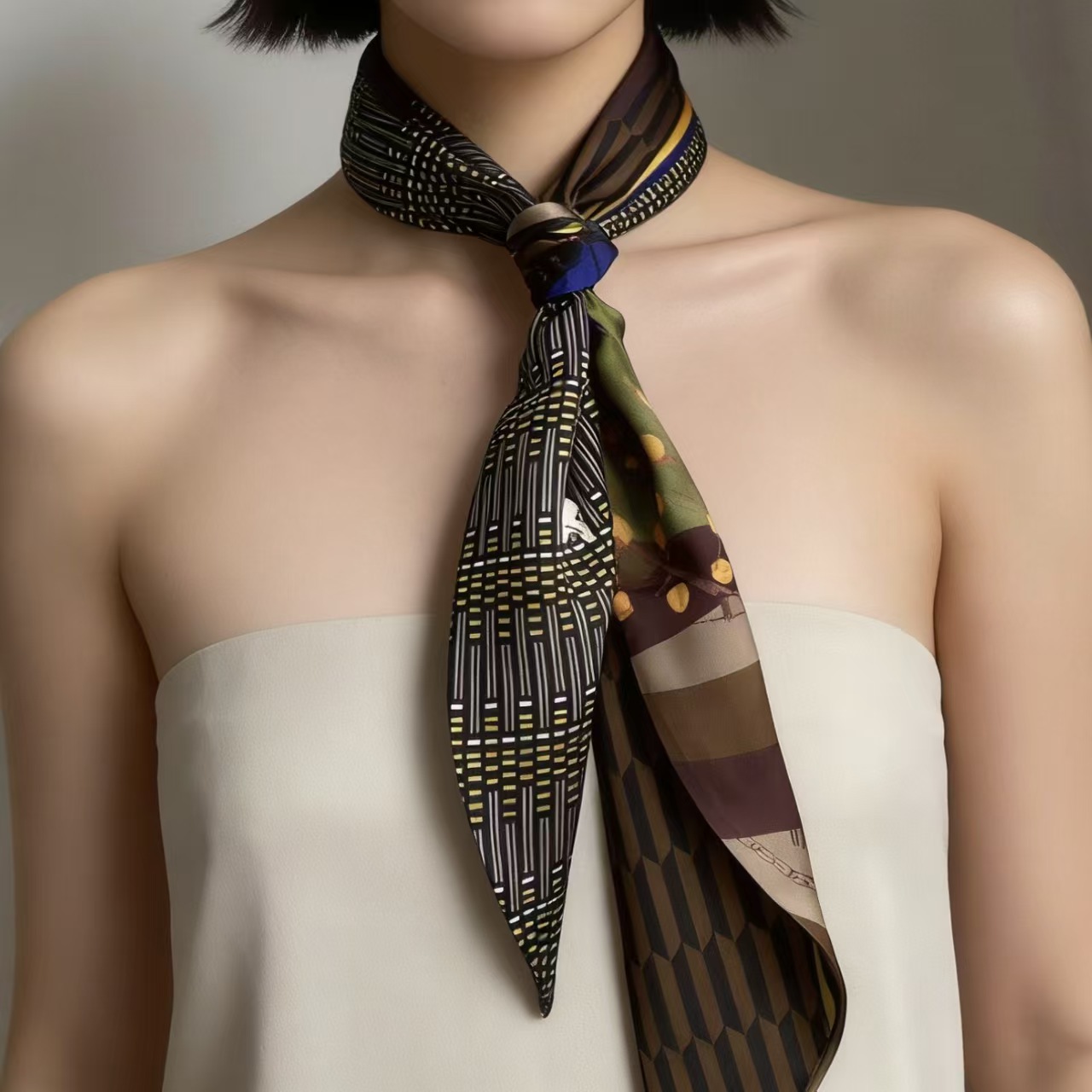 Foulard en soie biaisé imprimé - Luxury Bags Supplier avis et prix