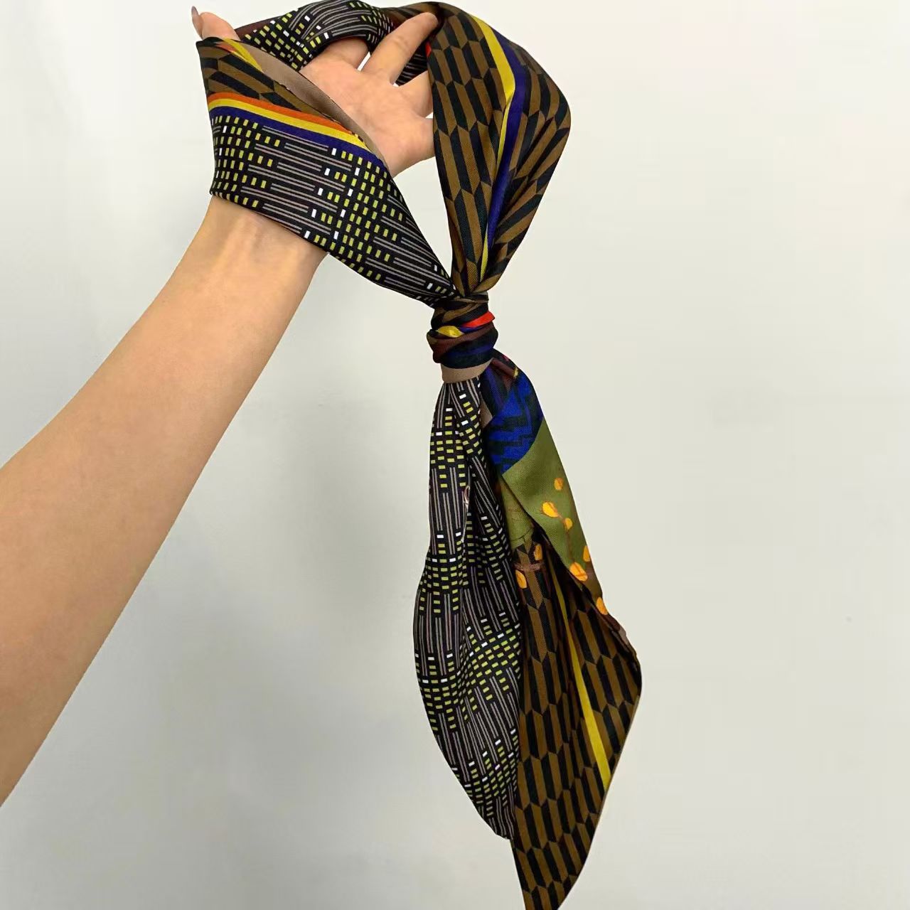 Foulard en soie biaisé imprimé - Luxury Bags Supplier avis et prix