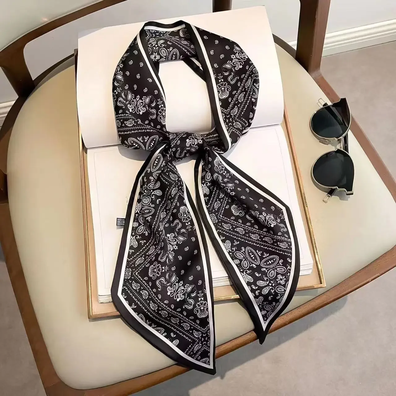 Écharpe fine imprimée à carrea - Luxury Bags Made avis et prix