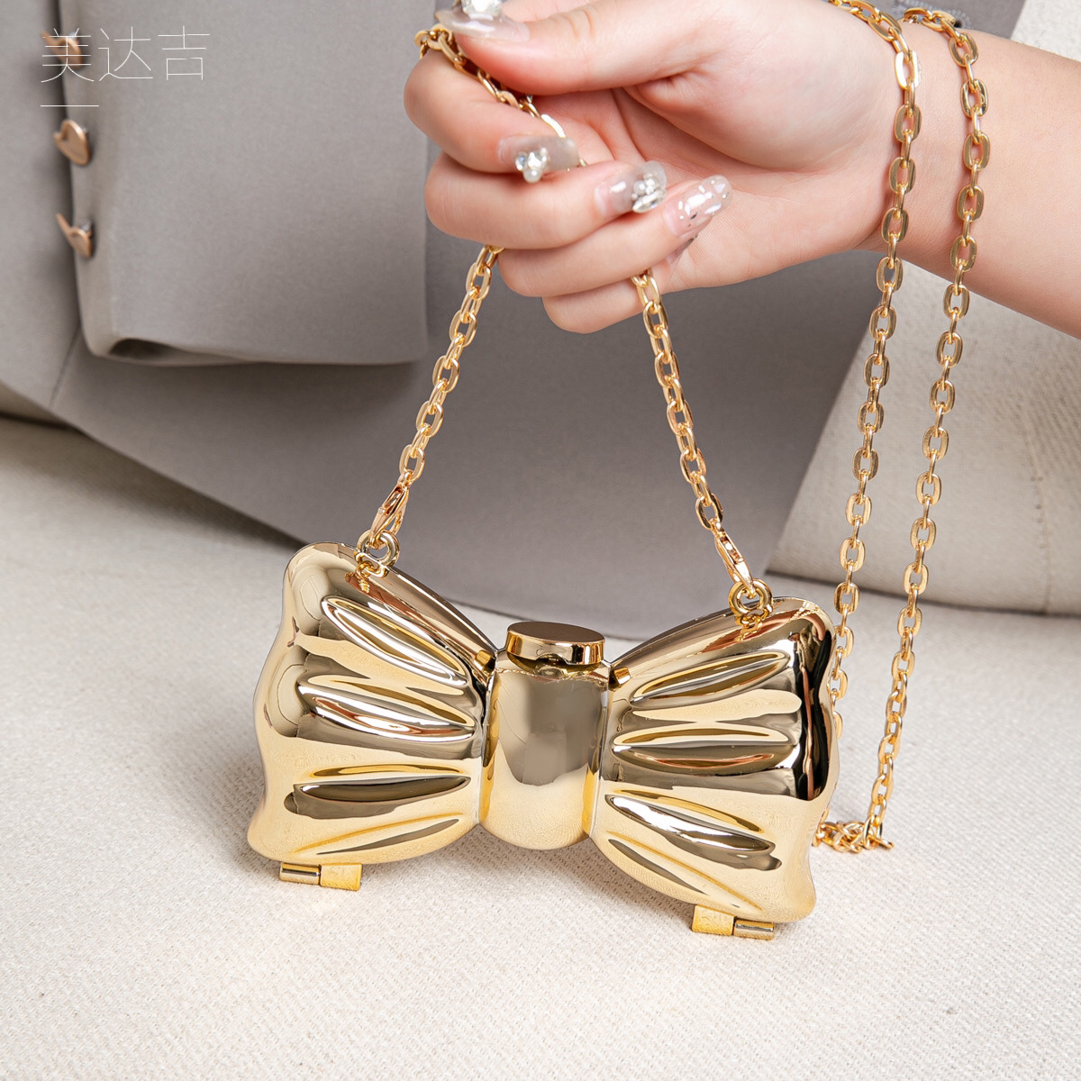 Mini pochette rigide en métal  - Luxury Bags Mini avis et prix